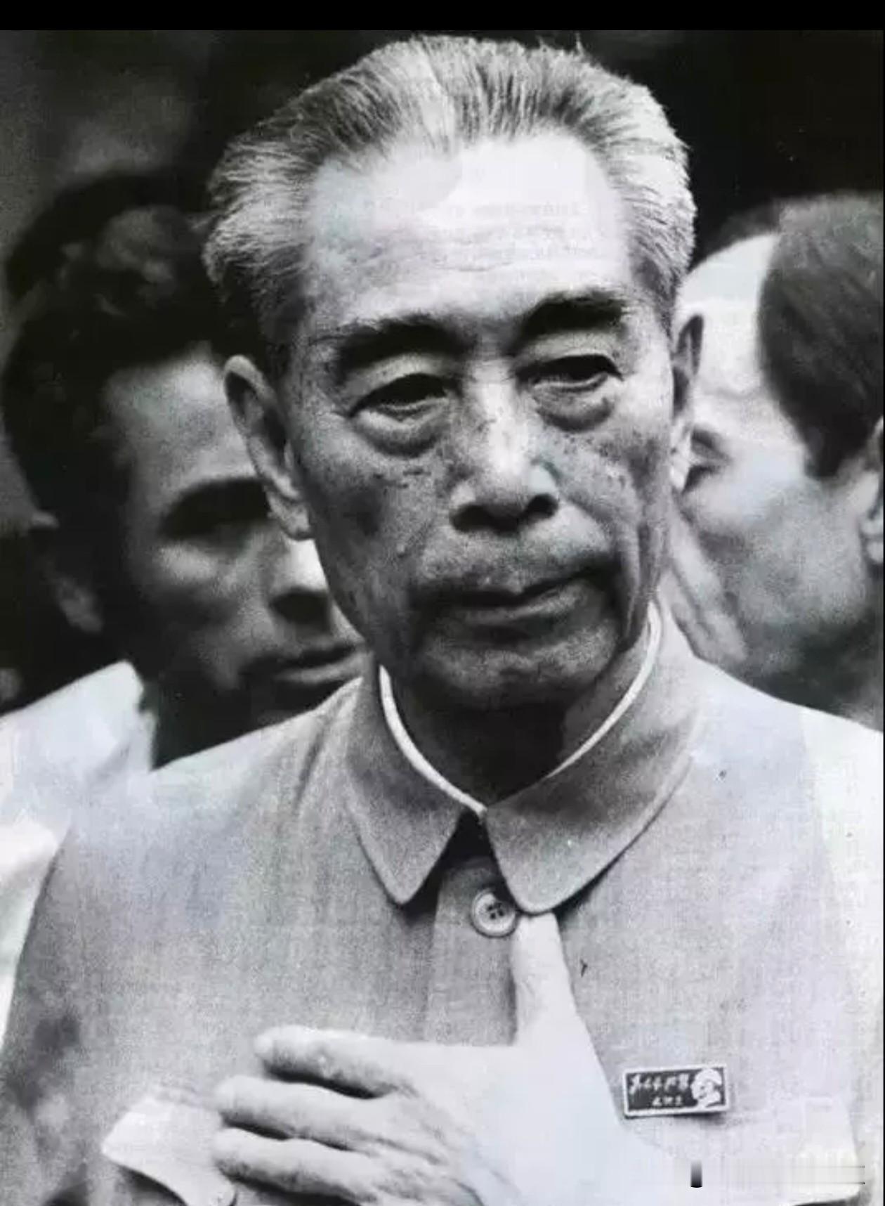 一身正气，两袖清风！为国为民，从不利己！鞠躬尽瘁，死而后已！年少时，他写