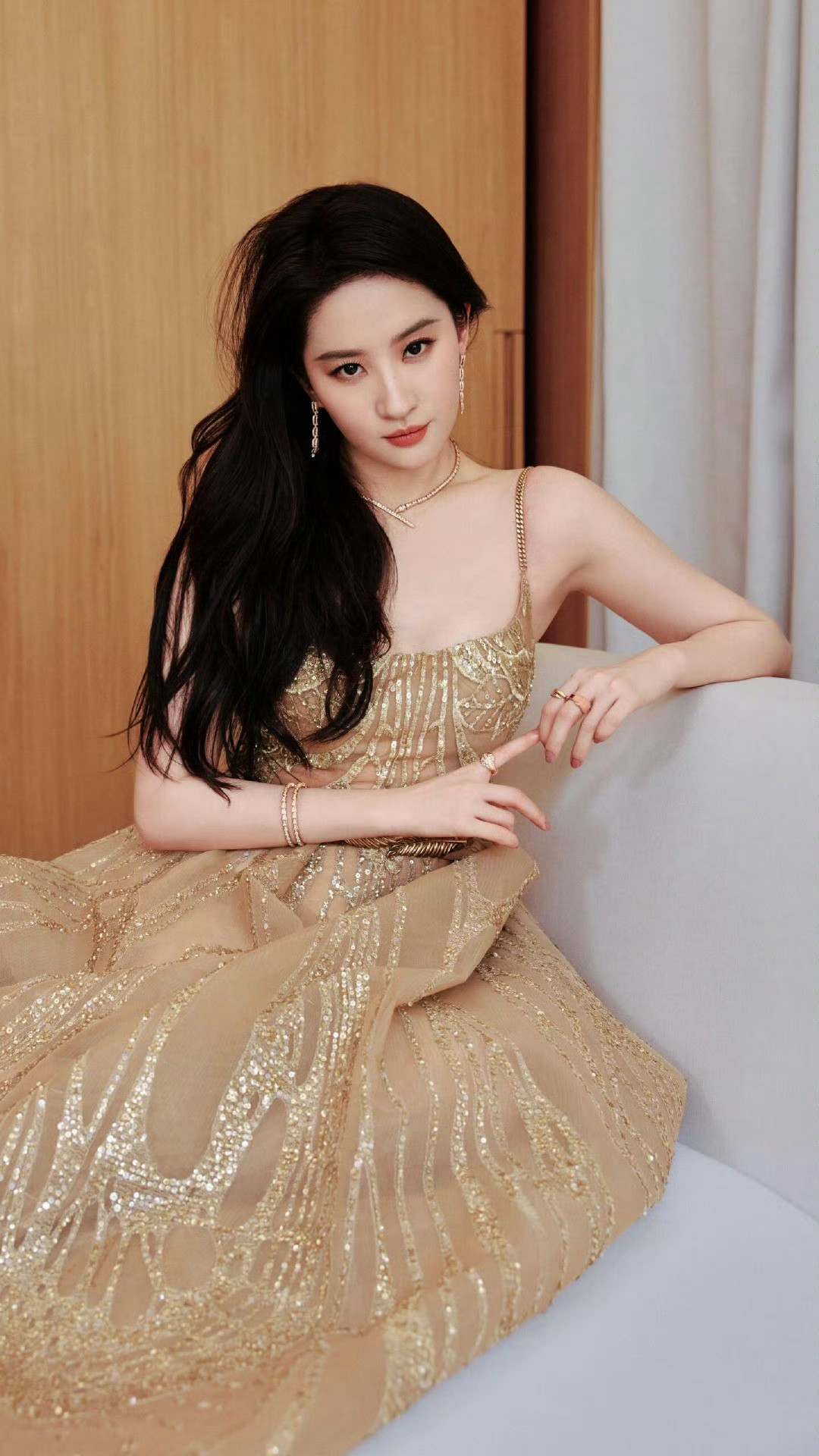 刘亦菲穿金闪闪礼服，确定不是把星河披在身上下凡溜达啦？​​​
