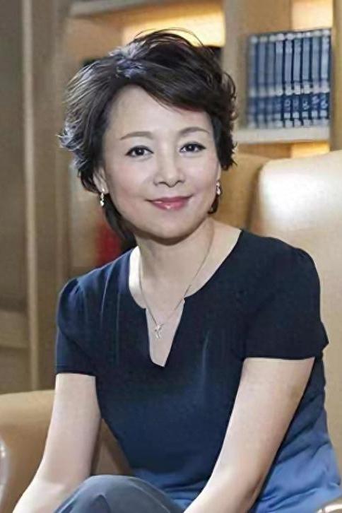 68岁的张瑜近况曝光，素颜亮相老电影修复展，独自站在角落，低调得像个普通观众。而