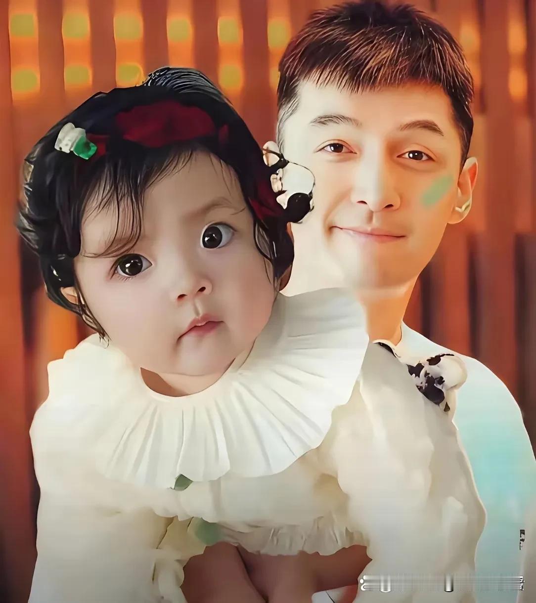 胡歌和女儿。小宝贝真漂亮，滴溜溜的大眼睛，像个落入凡间的小天使，太可爱了！