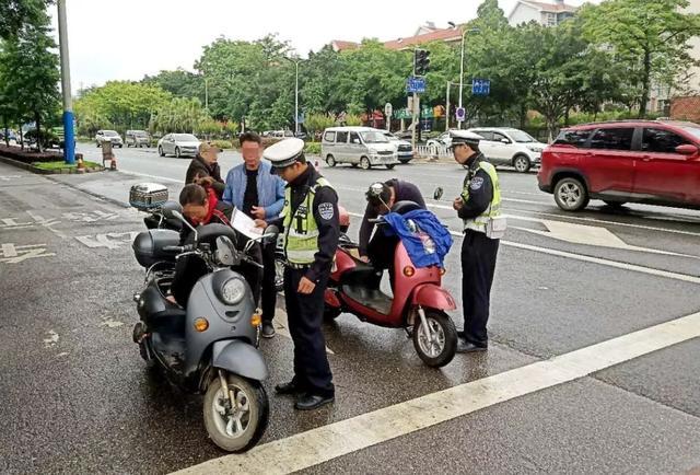 电动车上路必须戴头盔，你同意吗同意，头盔是“保命符”不是“紧箍咒”，就像汽车安全
