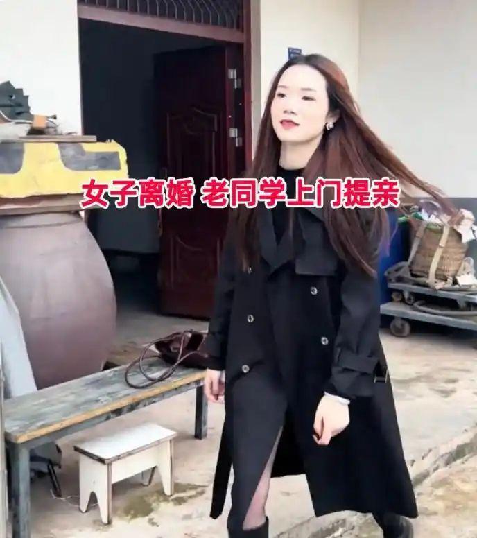 离婚独居一年的女子，迎来多年未见的男老同学登门提亲。上学时男生就对她心生好感，得