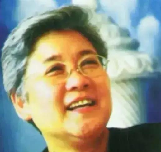 唐闻生：曾任外交部副司长，今年79岁，因工作一生未婚，令人敬佩！麻烦各位读者点