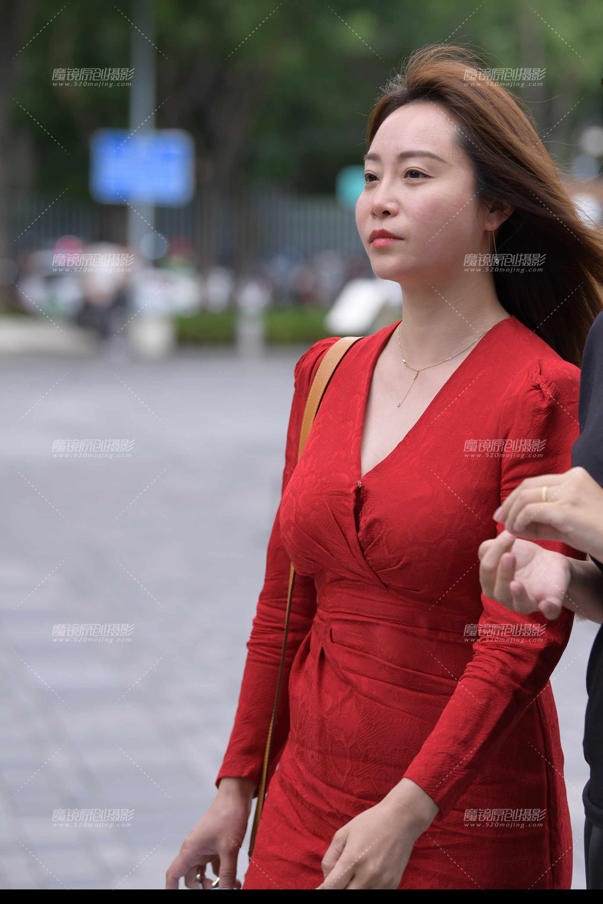 红裙美妇