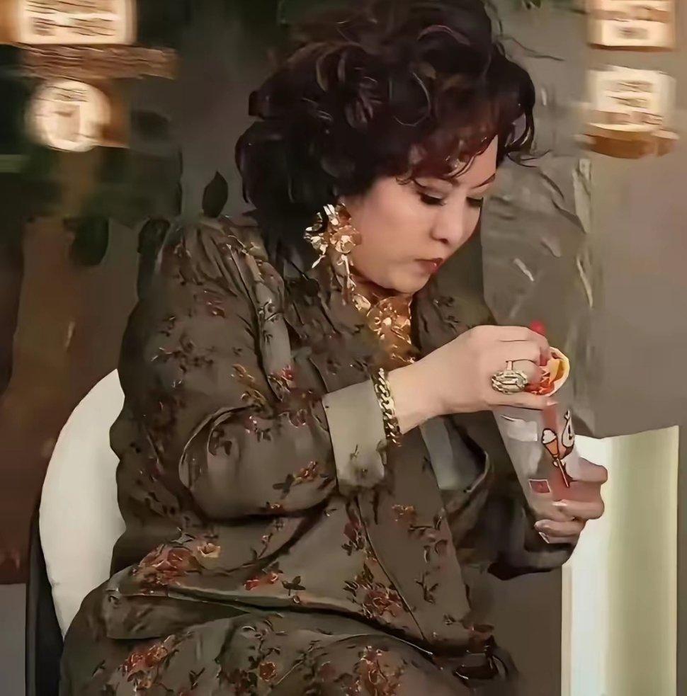 这应该是向太这辈子喝过最便宜的奶茶吧