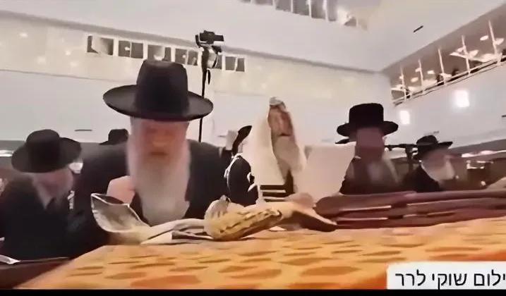 笑不活了！西方这是开打“魔法大战”了？特朗普请牧师白宫集体“发功”，为自己