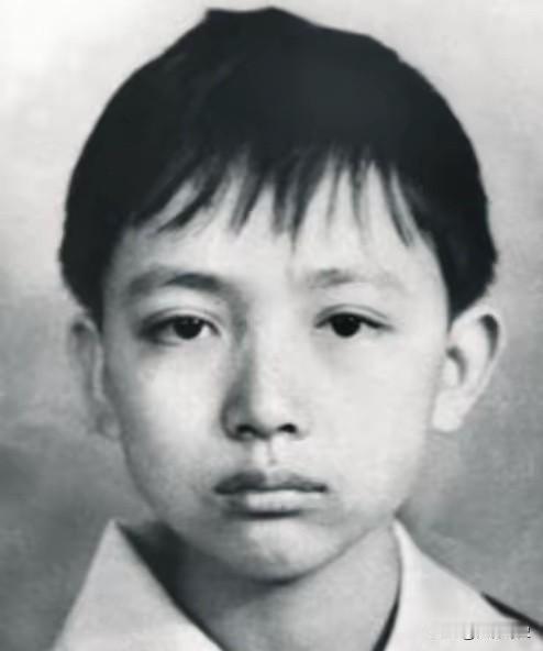 1988年，14岁赖宁因救火不幸牺牲，然而三十年过后，照片被学校摘下，雕像被拆除