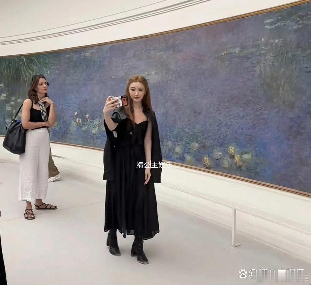 38岁毛晓彤现身巴黎看展，一身黑色穿搭时尚有型，留着棕直长发，妆容精致，在莫奈名