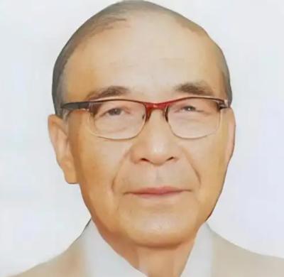 85岁的他喝迷糊了，把家里23岁的小保姆当成了自己老婆。保姆没有反抗，第二