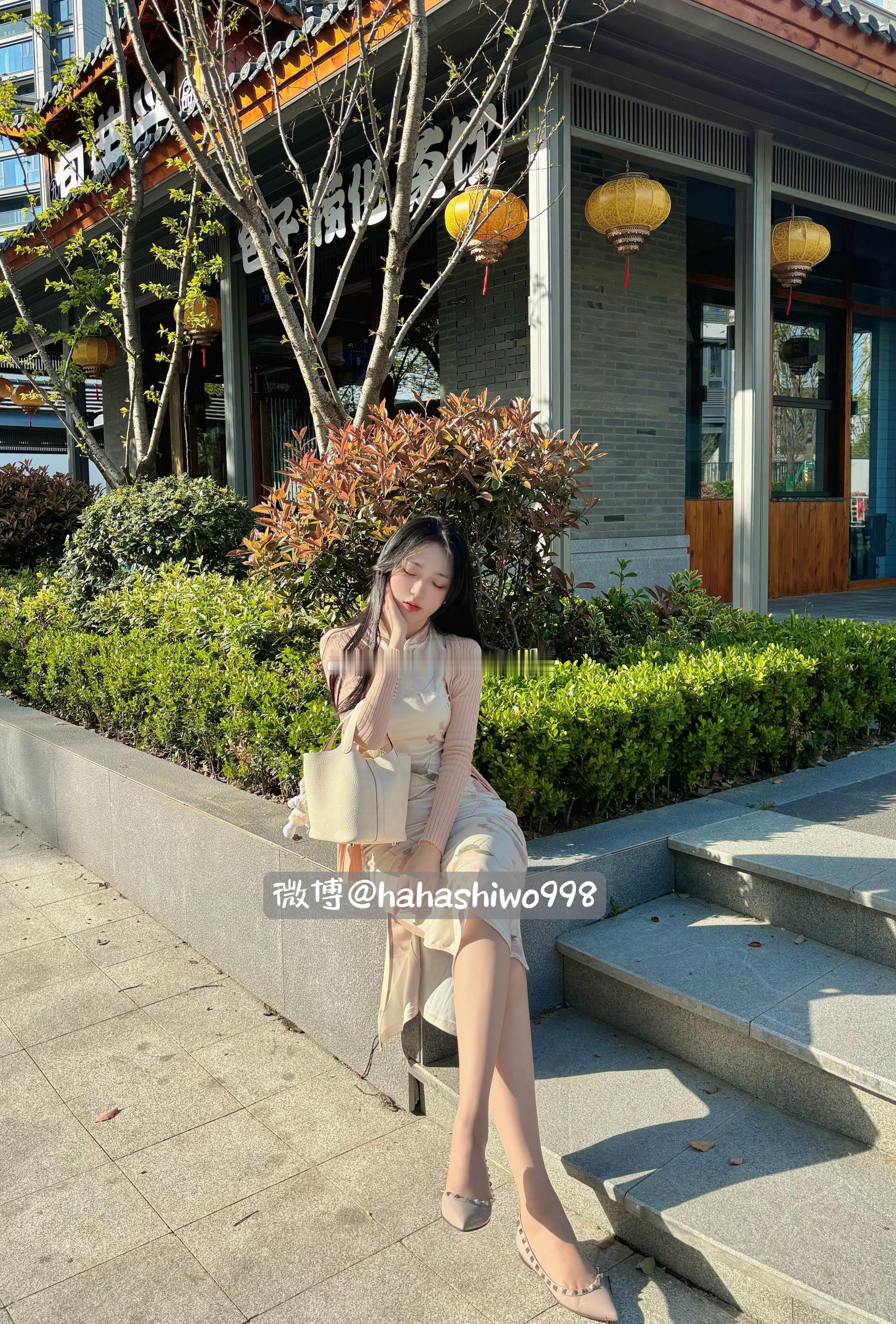 旗袍和华伦天奴也很搭[吐舌头眯眼睛笑]​​​