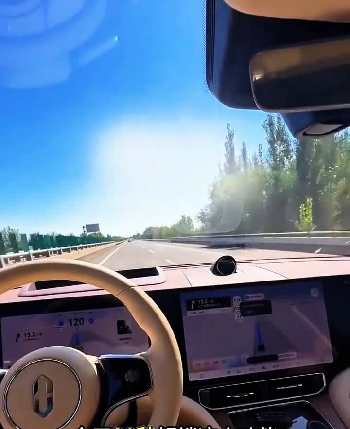 问界汽车突然自动锁死。去便利店买水刚走10米问界m9突然自动锁死，今天30秒