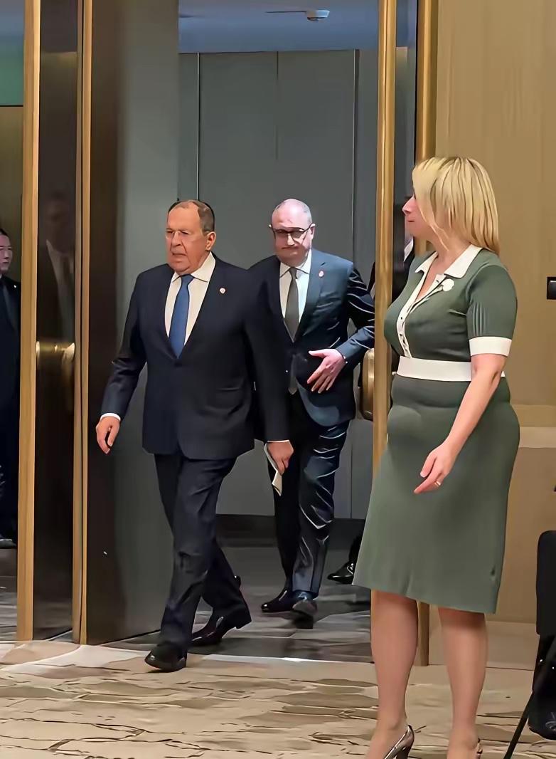 看着扎娃随外长访华的照片，不禁让人想起，曾几何时，扎姐在中国男人心中的形象一一那