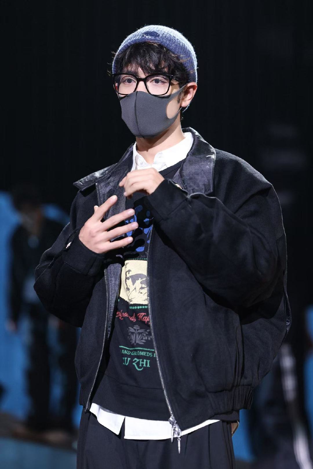 肖战东方卫视跨晚彩排图肖战跨年晚会彩排碎片掉落肖战东方卫视跨晚彩排图肖战