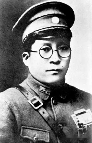 我的伯父郝登基七1930年11月，年馑尚未平息，杨虎城就任陕西省主席。目睹