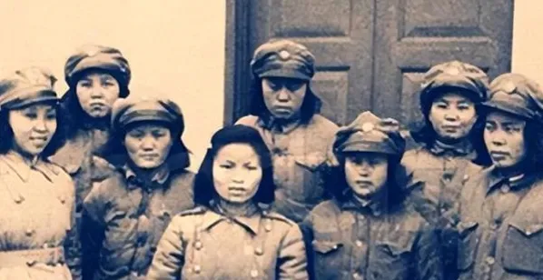 1951年，一位英语老师被解放军押上刑场，准备执行死刑。突然，一位警卫员推开人群