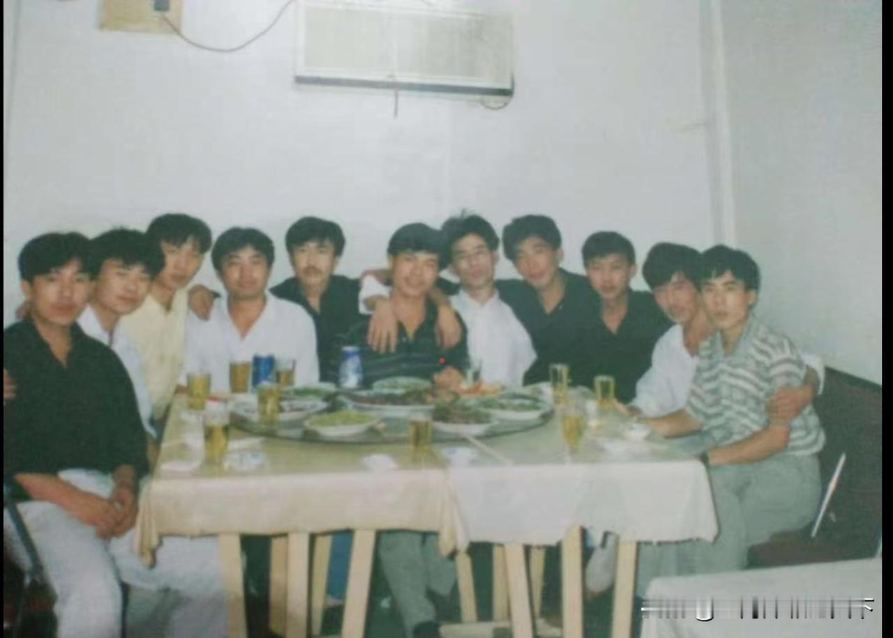 #谁能用一句话来形容自己走过的岁月#1994年，11位年轻人聚在天津，海阔天空