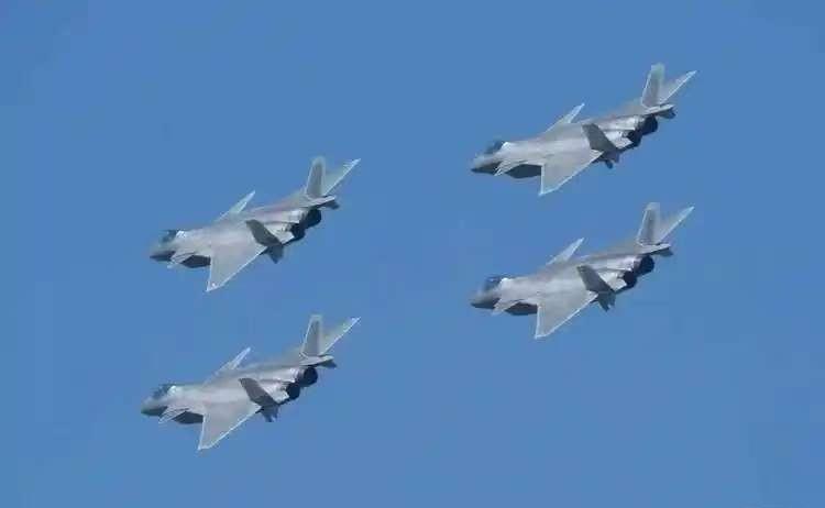 目前，美国现役第五代战机约780架，其中F-22有180架，F-35达6