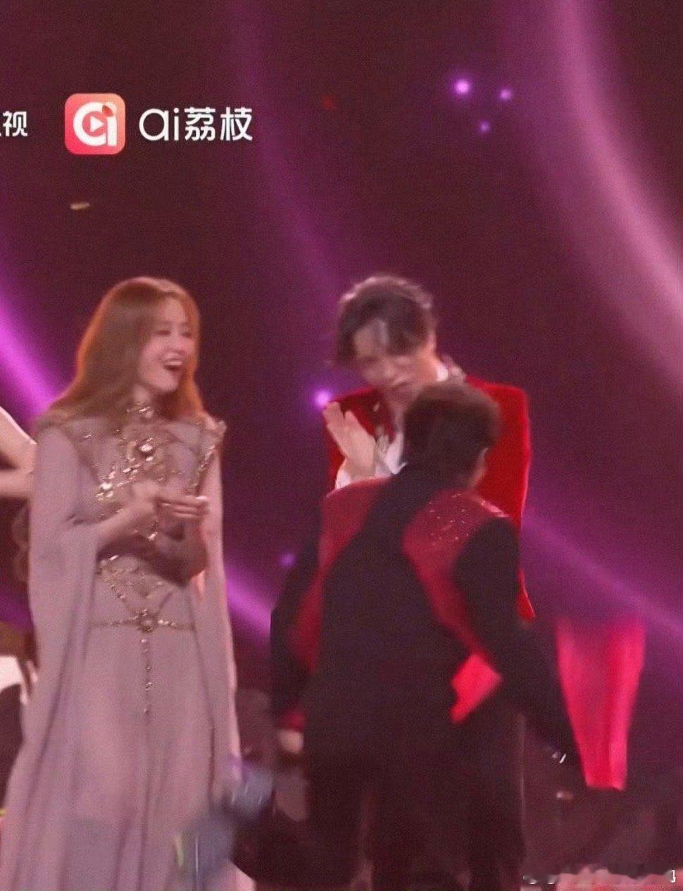 周深扭秧歌看完周深扭秧歌，感觉心情都变好了。他就像个行走的快乐发射器，用最简单