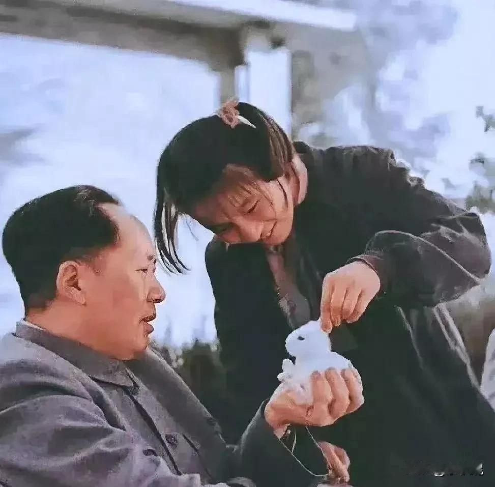 父亲慈祥，女儿调皮，兔子可爱，母亲拍照！他也是一个父亲啊，一个有血有肉