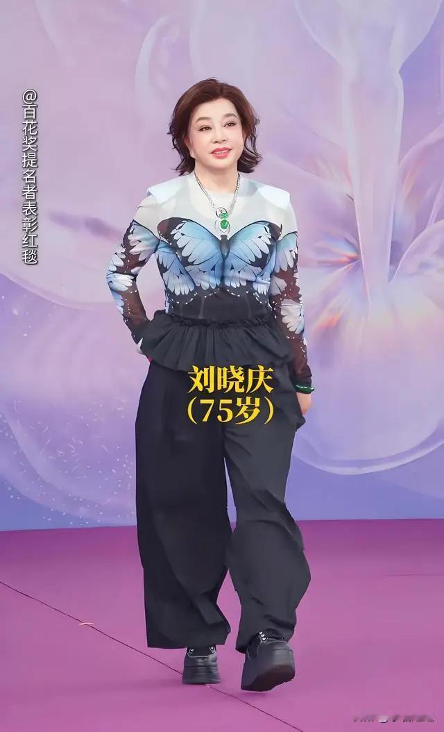 我严重怀疑刘晓庆穿这一身"全裹"长裙亮相百花奖，不是保守，而是故意的！就