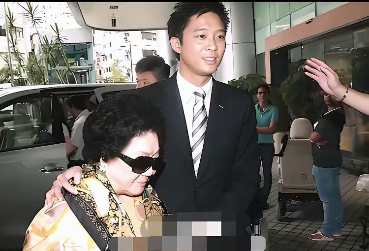 2013年，郭晶晶诞下长子霍中曦，90岁太奶奶吕燕妮在孙子霍启山搀扶下亲赴医院探