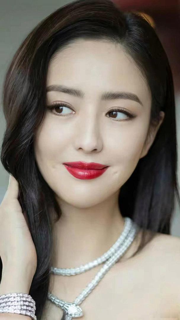 佟丽娅温婉雅致，眉眼间尽藏古典韵味，将独有的东方气韵完美诠释。