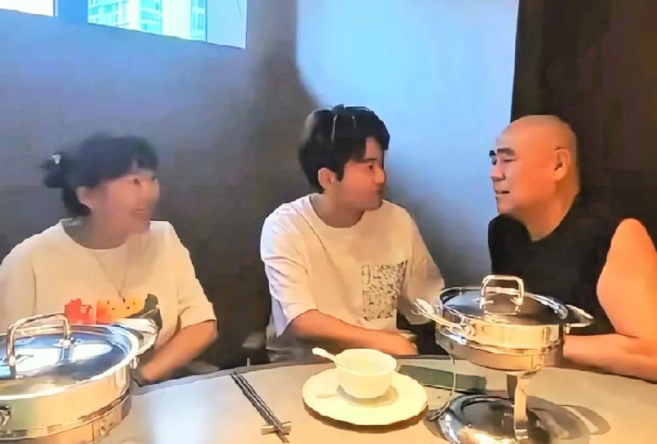 苏醒爸爸去北京看儿子一家，还煮了自己亲手包的饺子！他们家的氛围很好，尤其老苏总超