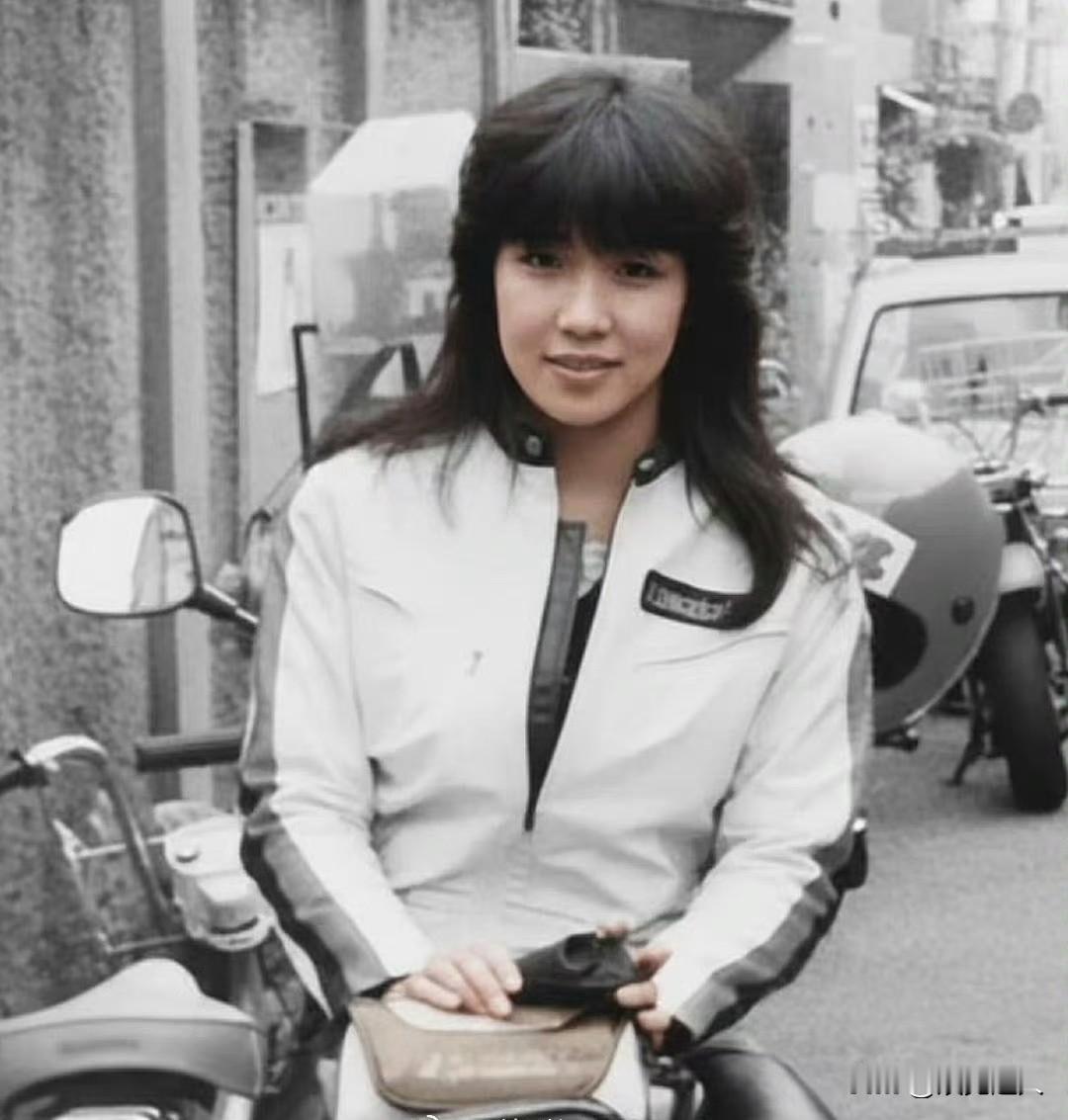 高市早苗年轻时清秀甜美，还是很耐看的模样。可现在完全变了样，脸看着僵硬又显凶，不