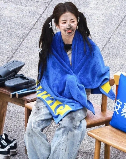 节目里，无论是泥潭混战，还是激烈的追逐游戏，白鹿都毫无偶像包袱，全身心投入其中。