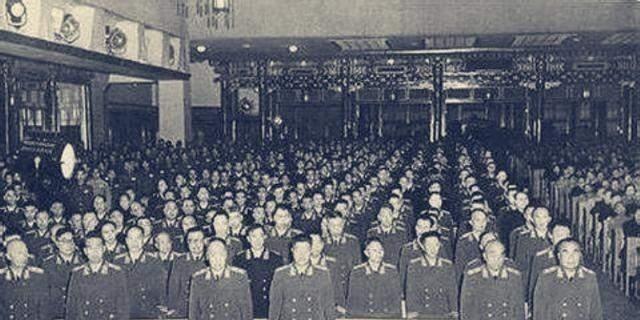 1955年，授衔的时候，元帅由11人调到了10人。大将由原来的22人压缩到了10