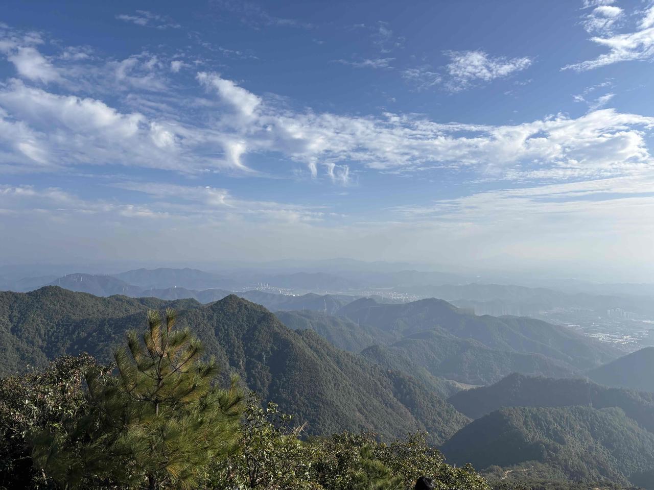 乡村学校的校长太难当了！要钱没钱，要人没人，叫中层干部做事，你还不敢大声说。生怕