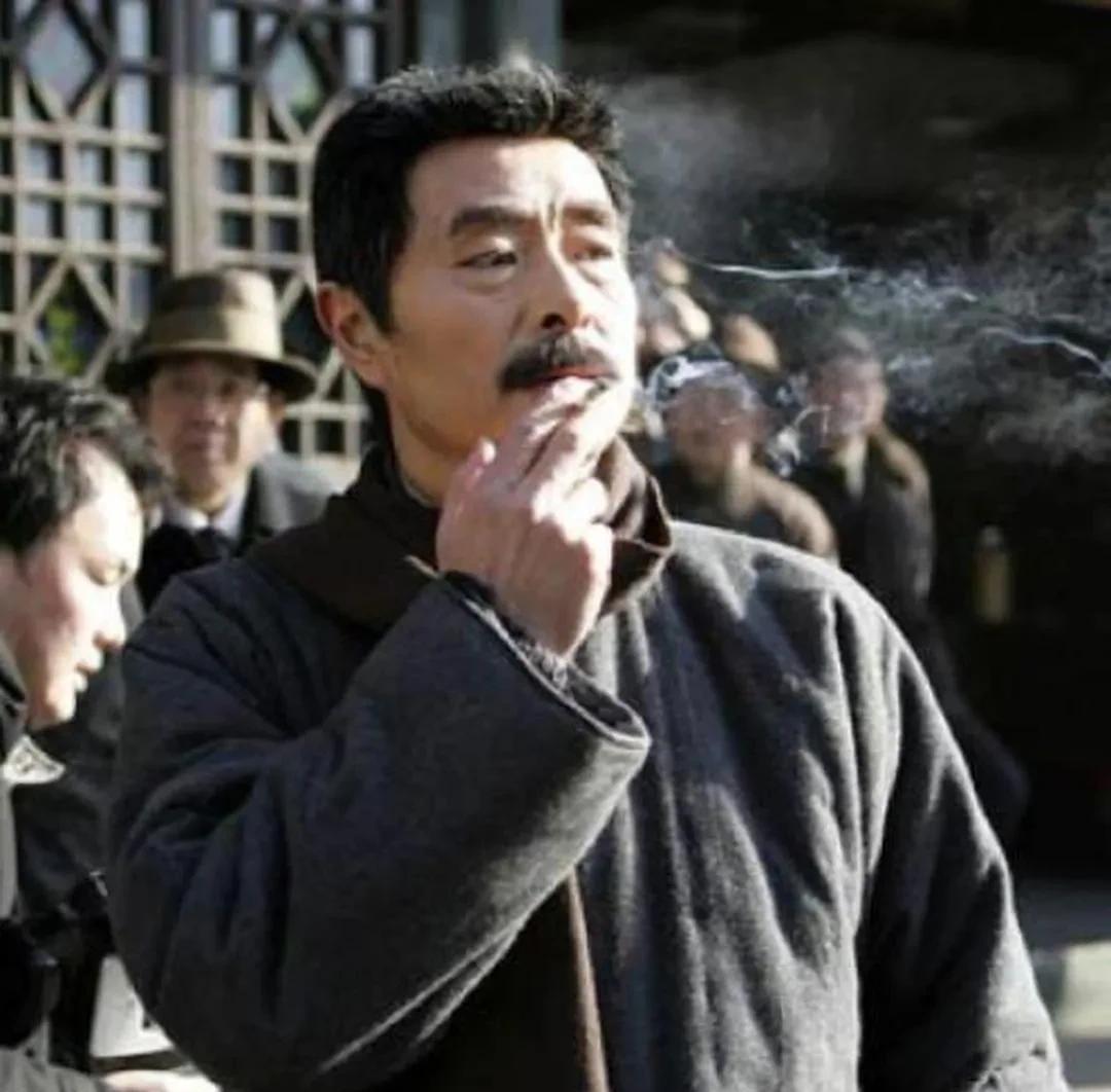 鲁迅先生一句话，把人性的丑陋体现的淋漓尽致。他说：“荒田无可耕，一耕有人争；肚
