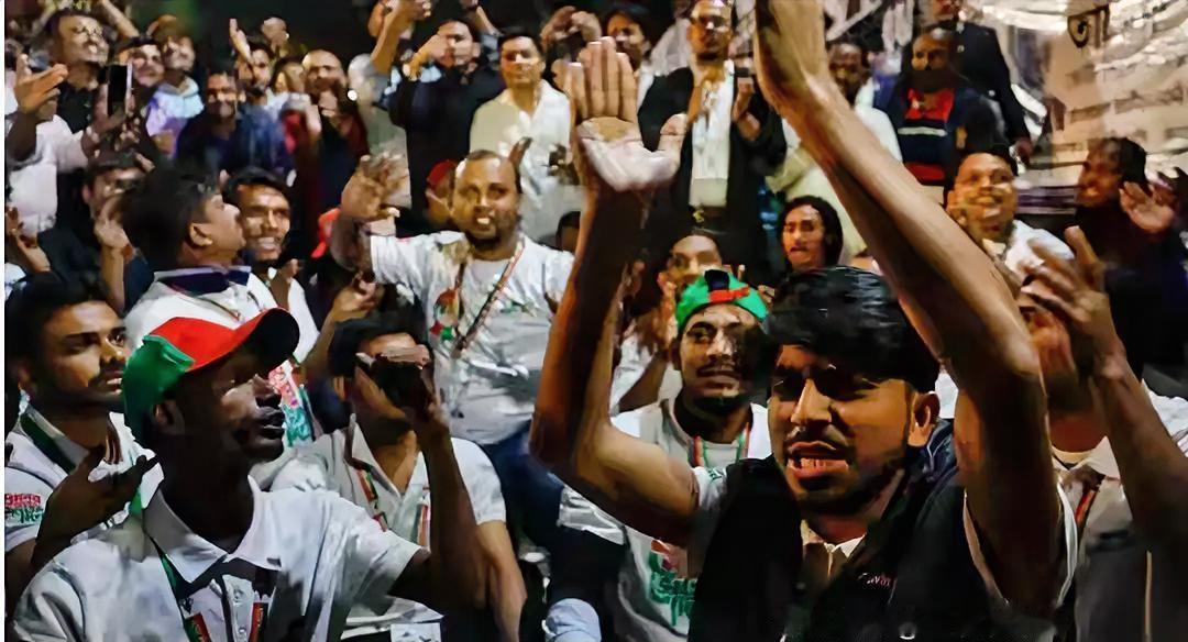 孟加拉国曾经掌权15年的总理哈西娜，在去年的民众抗议中下台，如今流亡印度，连参选