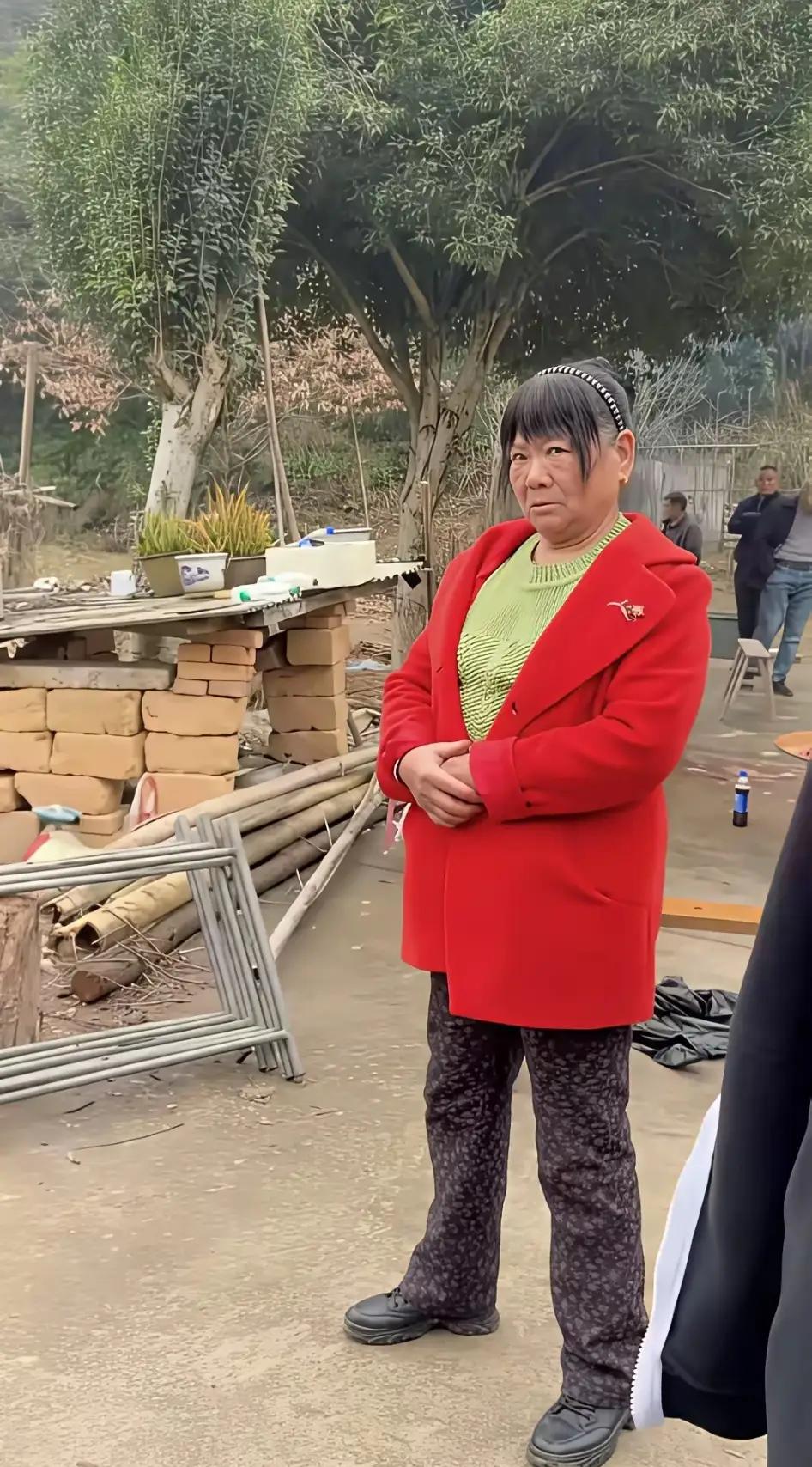 怎么看这个眼神这么相似，这种眼神真的能杀人啊，让人不寒而栗，透不出一丝的良善，冷