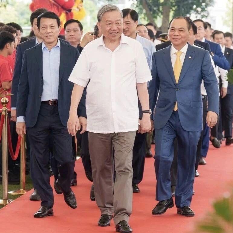 越南苏林荣归故里，助力家乡发展。苏林近日荣归故里，并出席了PVF体育场的开工