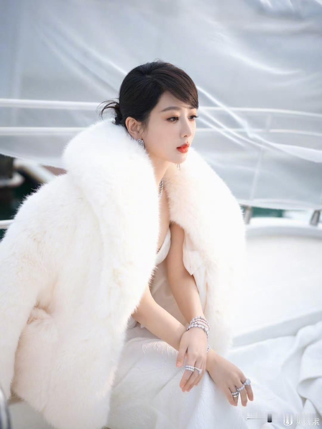 这下好了不止杨紫粉丝戏知道全国人民都知道了，杨紫昨天直播漂亮极了，白色狐裘大
