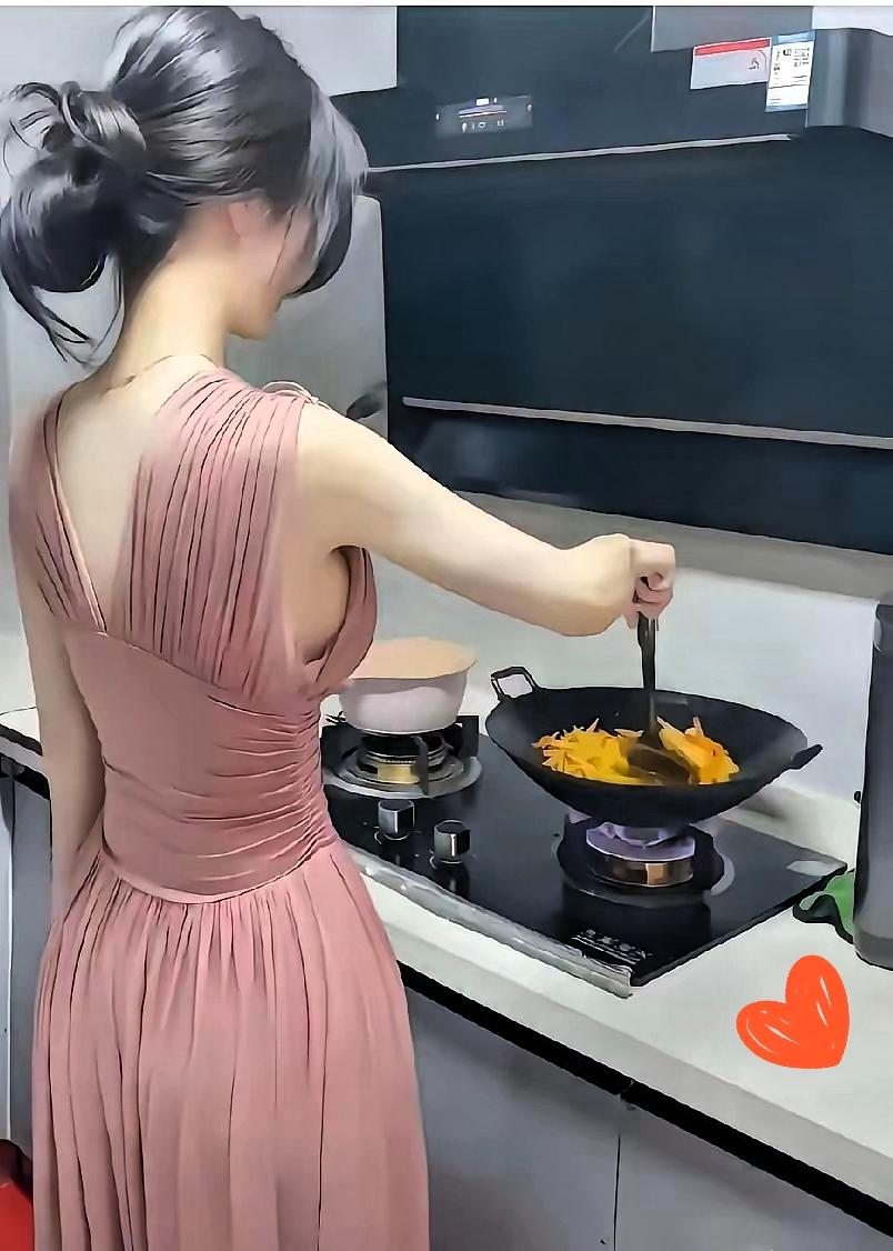 穿礼服炒菜的浪漫是把烟火气过成仪式感在厨房的一方小天地里用精致的姿态翻炒