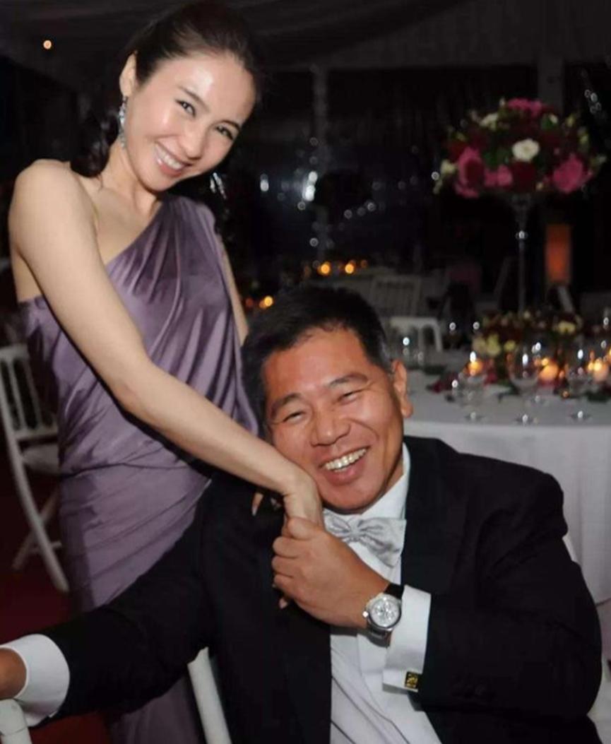 2008年，演员黎姿做生意失败，这时候弟弟又出了车祸，急需救命钱！她迫于无奈，找