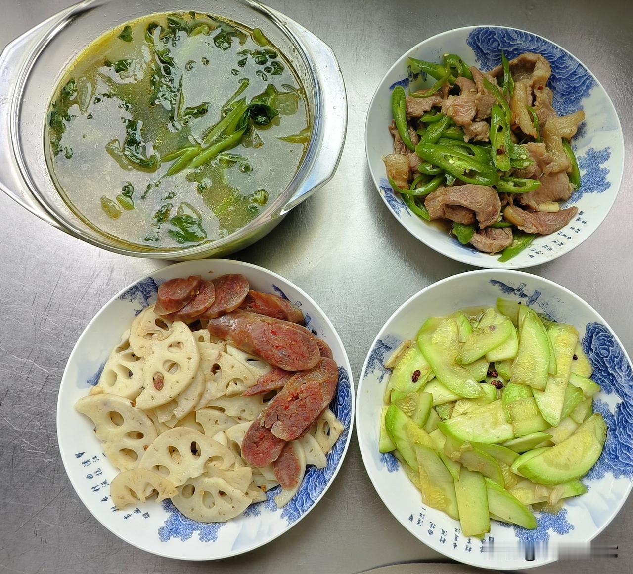 我们俩今天没有晨练上午也没有散步，只在家收拾东西，为即将出去自驾游做准备。