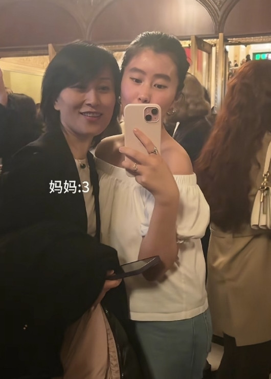 杨子大女儿伯克利学院毕业，晒母亲合影，颜值实力引发争议！