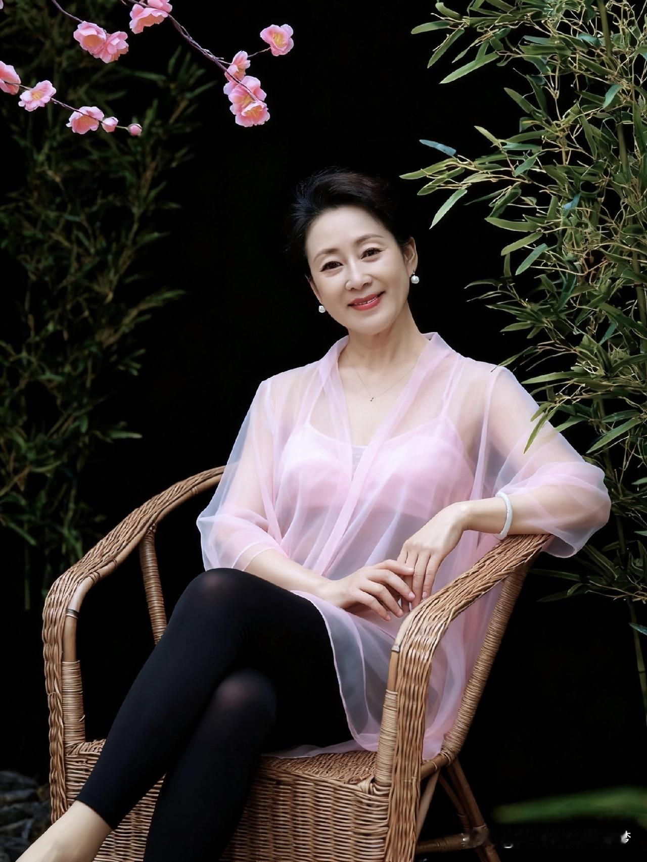 玫瑰有刺，才会是玫瑰要是没了那些扎人的刺，玫瑰不过是朵寻常的花，少了那份让