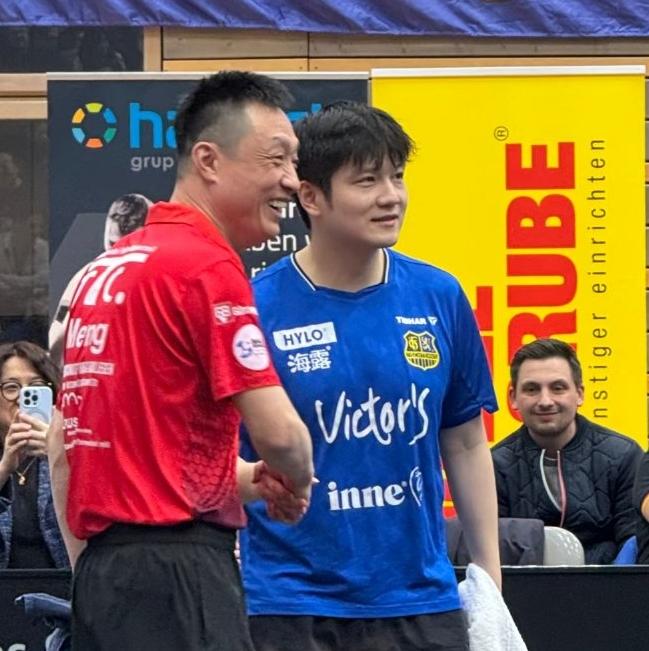 他乡遇故知！对方主教练正在热身？不得不说，能和樊振东打一场球是每个人的梦想！