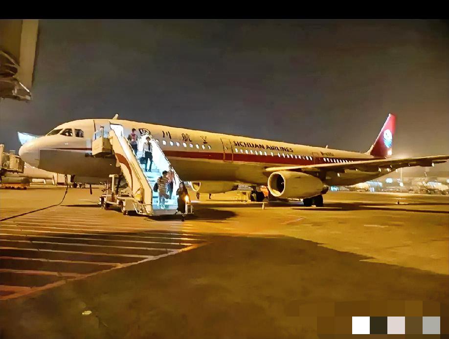 我看到一条新闻，差点笑出来，又有点想哭笑是因为咱们的C919干了件“实在事