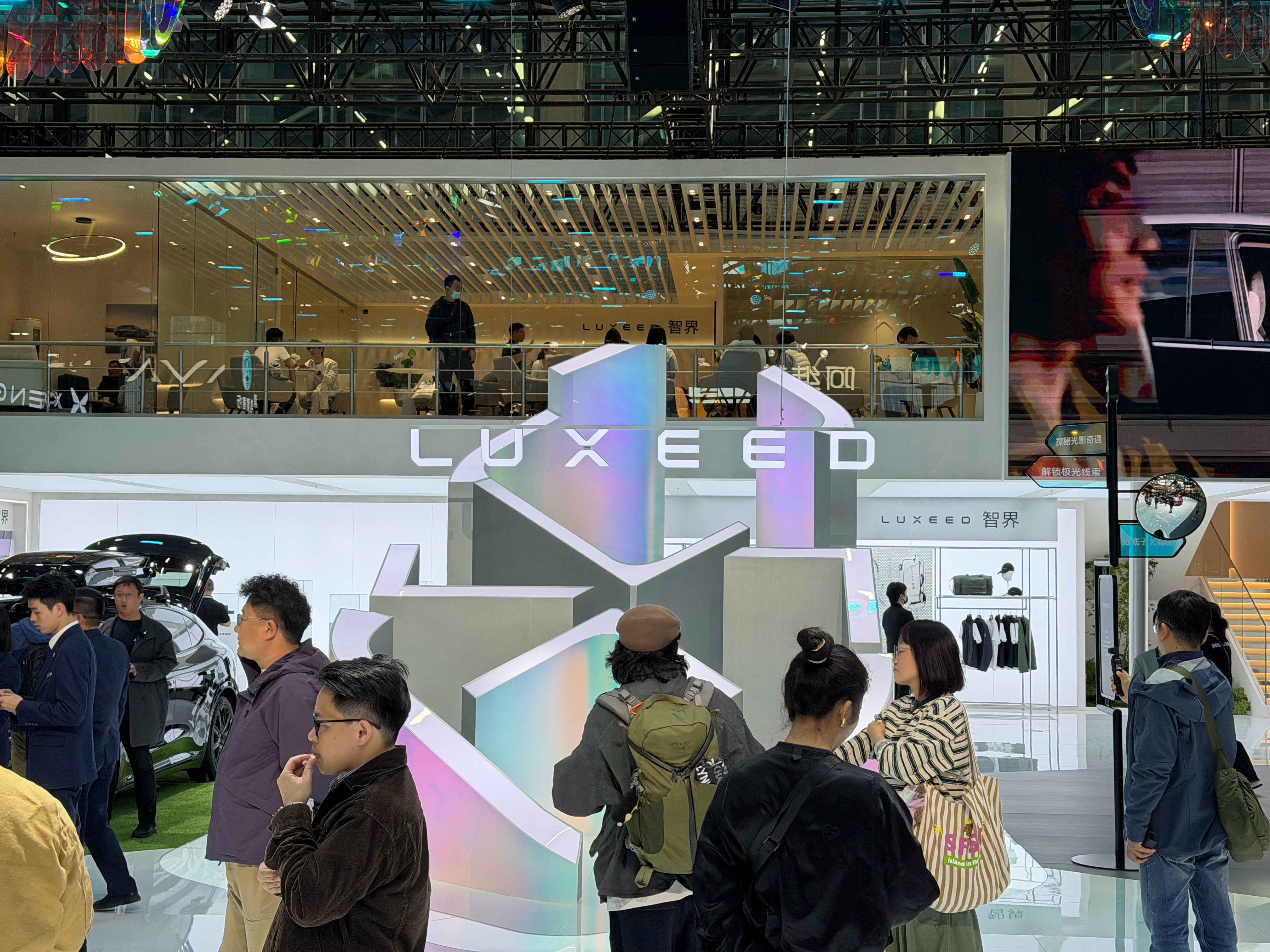 广州车展上还有独立的智界展台，近距离再看看全新的智界R7和智界S7智界今年真