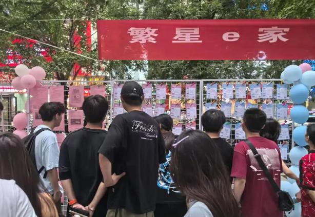 你有没有去过相亲角？那种人声鼎沸，简历飘飞，空气里弥漫着焦虑和期待的地方。 