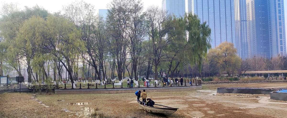 最近北京紫竹院公园孙楚泊等专业演员在公园表演，因人多拥挤被叫停。解决文化生活场