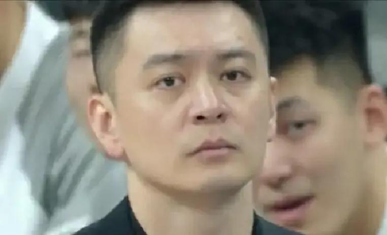 裁判报告，敢不敢晒出来？杨鸣被驱逐时，辽宁队只落后3分。他砸战术板的真正原