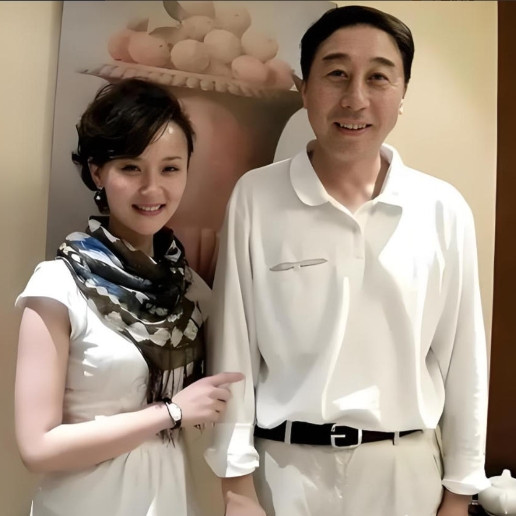 我就是冯巩的秘密情人，他答应给我五十万，却翻脸不认人！2004年，一保姆跑到冯巩