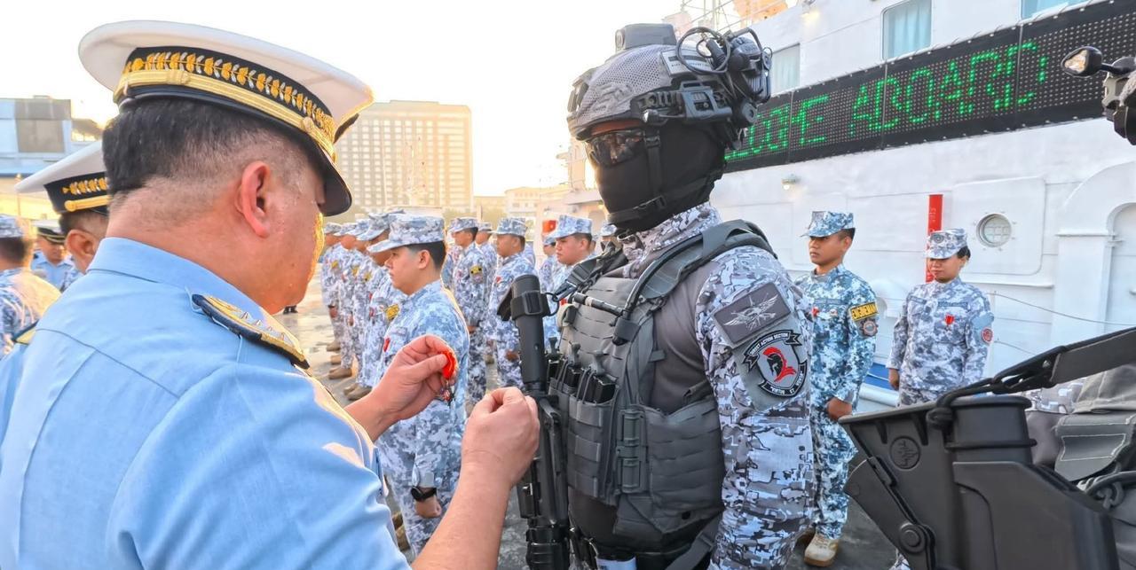 看得让人咬牙切齿！昨天菲律宾海警回去后，全员授勋。就昨天视频里那艘菲律宾MRR