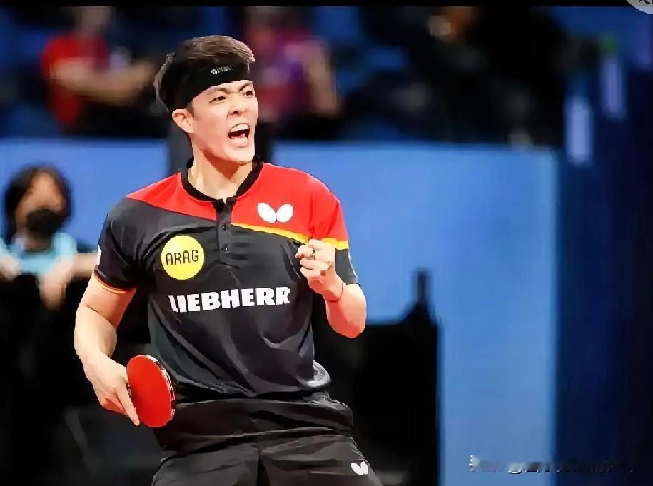 乒乓球香港总决赛男单首轮，邱党VS艾利克斯•勒布伦。这是一场势均力敌的的经